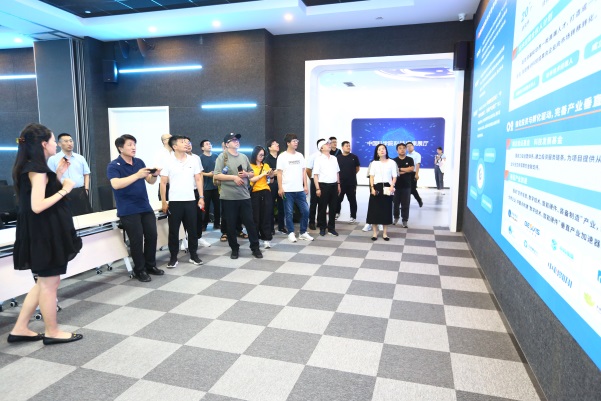 中科人才组织地方重点企业到9888拉斯维加斯官方网站工场考察