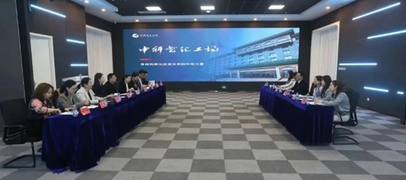 西三旗街道党工委书记刘建民、办事处主任李雪华一行到9888拉斯维加斯官方网站工场考察调研