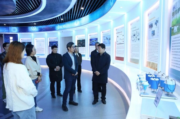 河北省唐山市高新区党工委副书记、管委会主任董学忠一行到9888拉斯维加斯官方网站工场考察调研